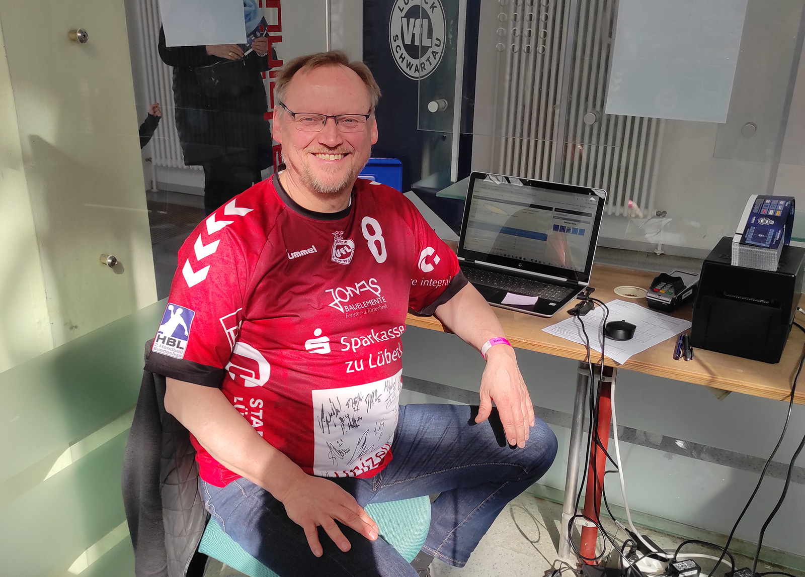 Klub 111-Vorstandsmitgliedt Peter Petereit sitzt an der Kasse in der Hansehalle